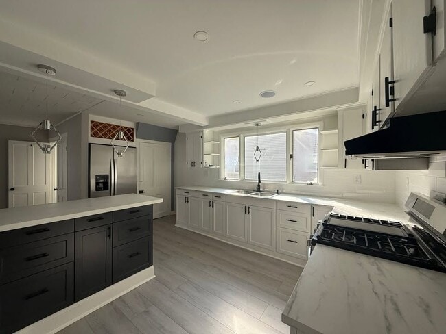 Building Photo - 216 Elm St