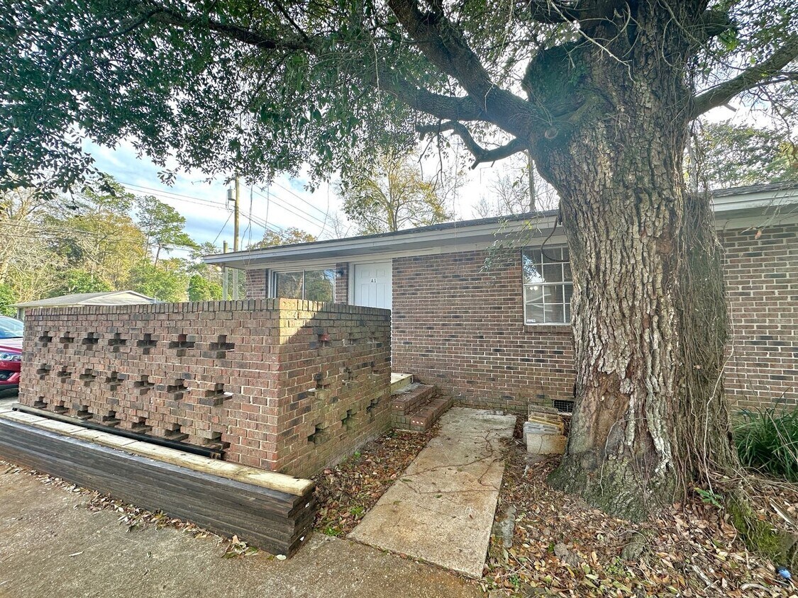 SPACIOUS 2/1 w/ Open Floor Plan, Fenced Ya... House Rental in