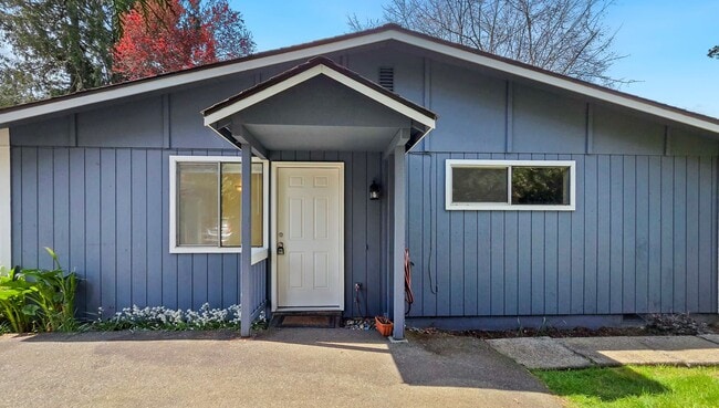 Building Photo - 2 Bed, 1 Bath Duplex in Prime Olde Town Issaquah Location with a Yard