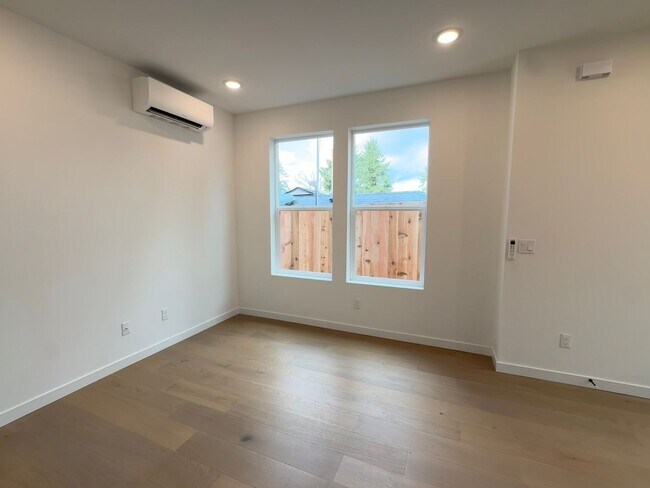 Building Photo - L0652