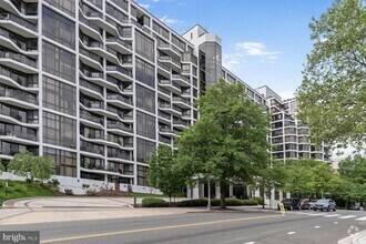 Building Photo - 1530 Key Blvd