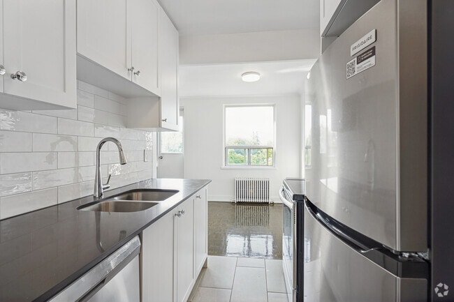 2BR, 1BA - 799SF - Kitchen - 286 Finch Avenue W