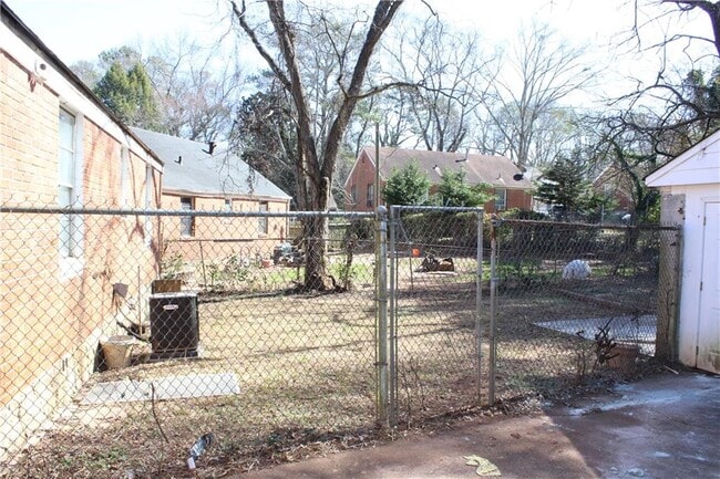 Building Photo - 2665 Northview Ave