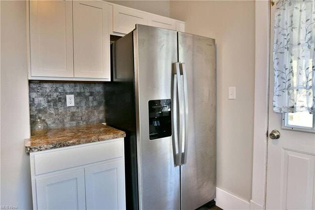 Building Photo - 781 Oak Knoll Ave SE