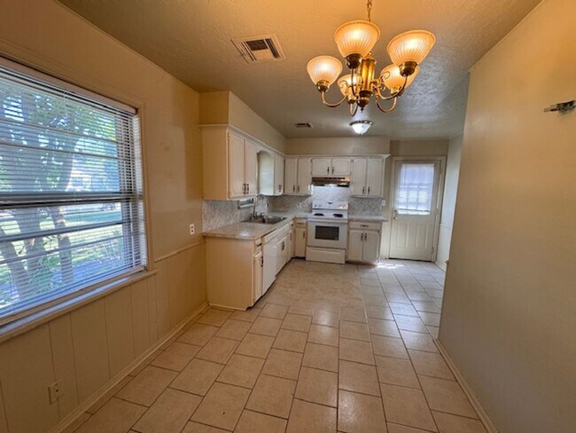 Foto del edificio - 2 bed plus loft, 1 bath,  garage conversion, great area! New countertops and kitchen and bath upd...