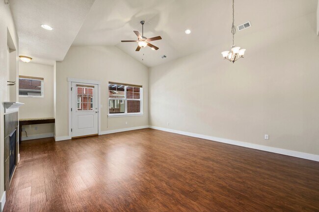 Foto del edificio - 5851 Dripping Rock Ln