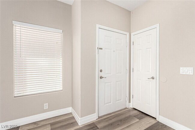 Foto del edificio - 5856 Golden Wing St