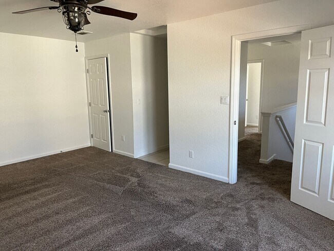 Foto del edificio - 5825 Cockle Bur Dr