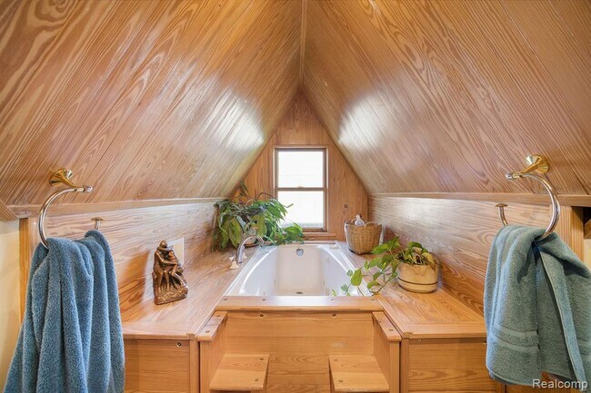 Building Photo - 529 E Kirby St