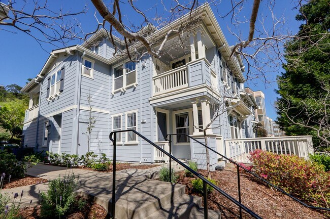 Foto del edificio - 3 Bed / 2.5 Bath beautiful end unit townhome with tons of upgrades. YouTube Tour!!