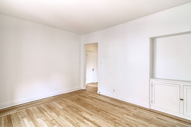 Building Photo - 6210 Chemin Deacon