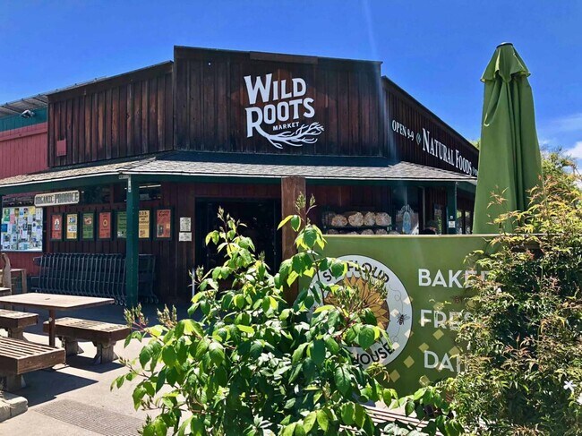 5 minutes from downtown, locally sourced produce market - 55 Grandview Ave.