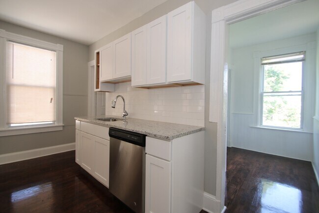 Building Photo - 161 Clay St