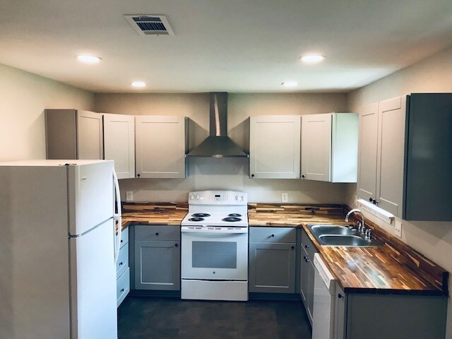 Building Photo - 1604 Sun Ln