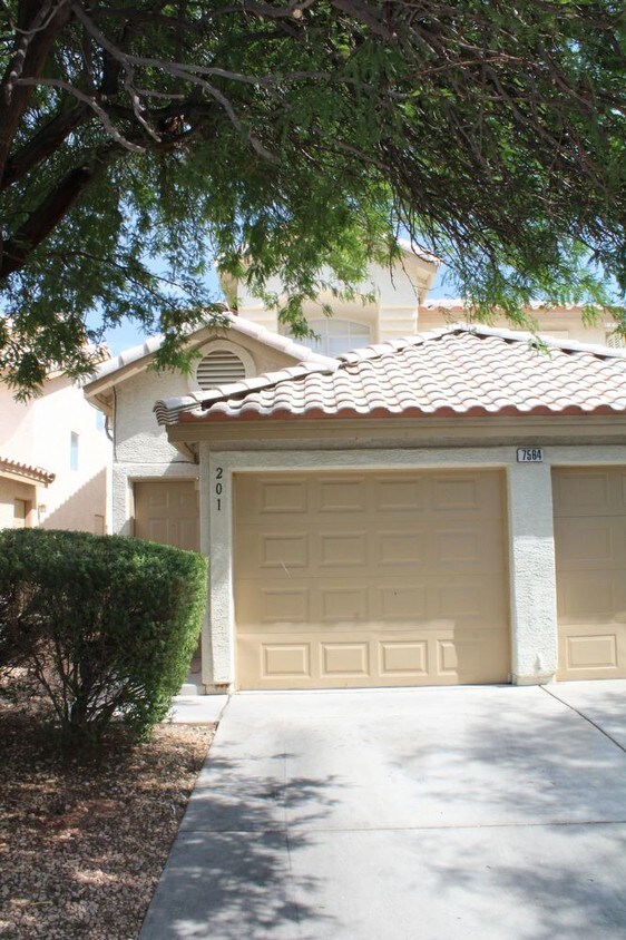 Foto principal - 7564 Durham Hall Ave