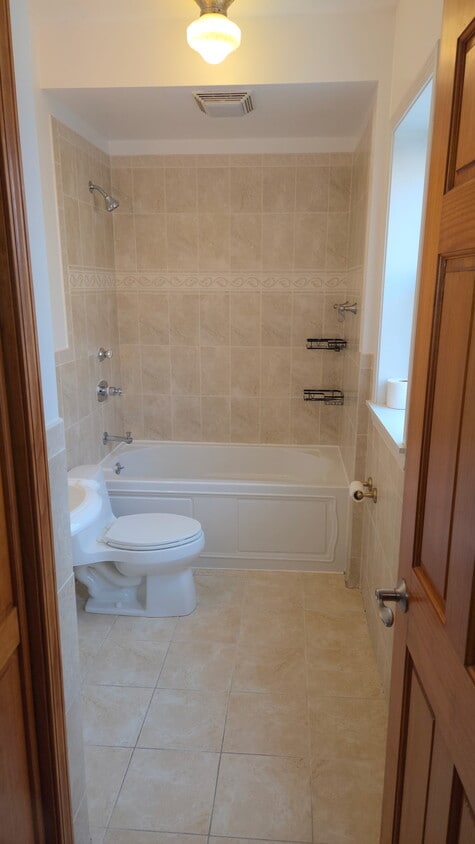 Primary bathroom - 3318 N Keystone Ave