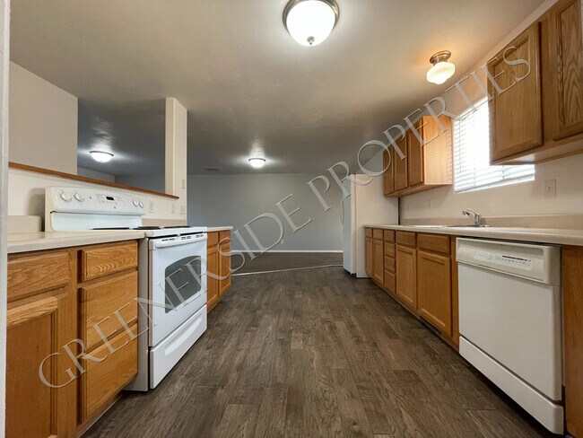 Cocina - 430 2nd Ave W