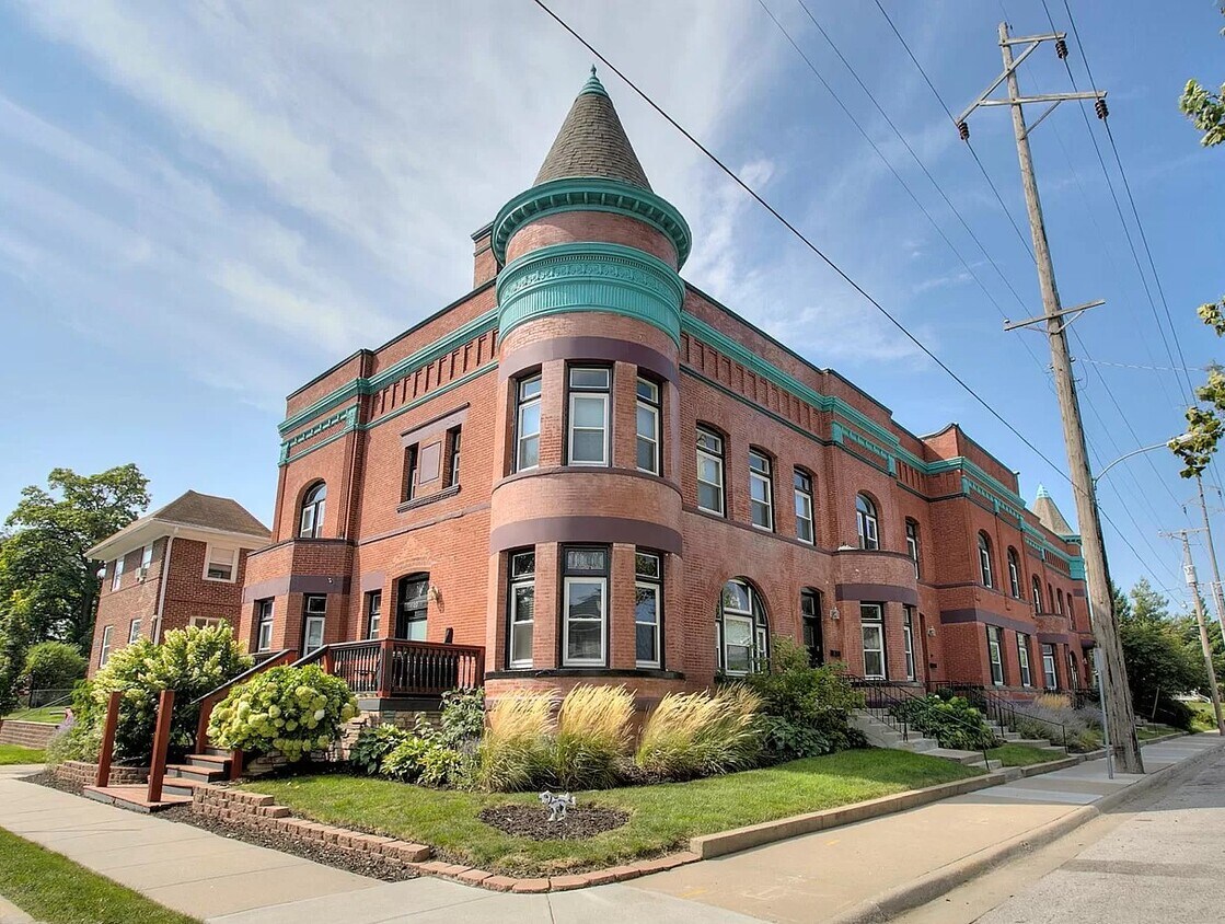 Primary Photo - 3003 Pacific St