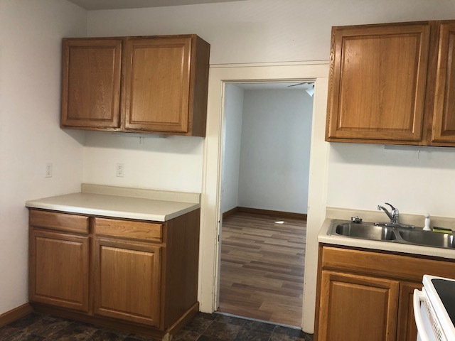 kitchen - 222 W Broadway Ave
