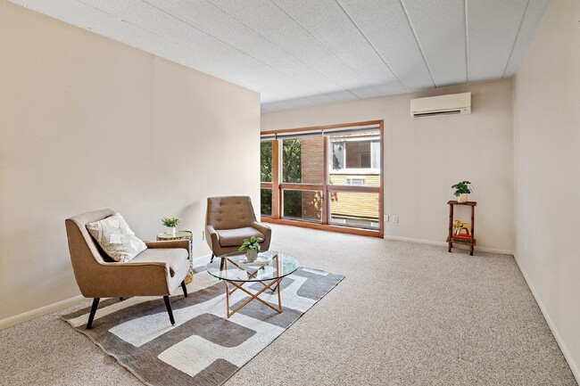 Building Photo - Charming 1 bedroom Condo Available Now!