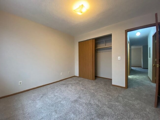 Building Photo - 2 Bed 1 Bath Unit Available in Springfield+