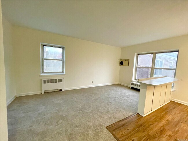 Foto del edificio - 221 Middle Neck Rd