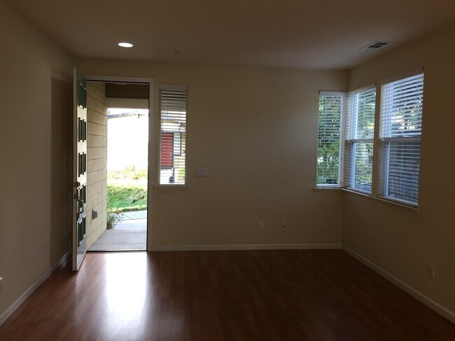 Family Room-Entrance - 502 Cottage Grove Ter