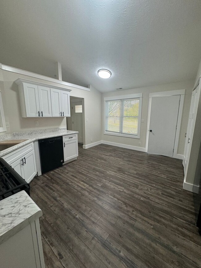 Foto del edificio - 3 Bedroom Remodeled Single Family Home