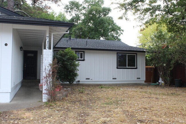 Building Photo - 713 Arthur St