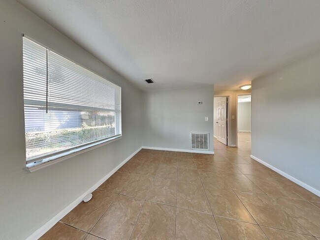 Foto del edificio - 10301 N 17th St