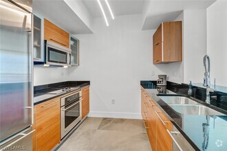 Building Photo - 3000 Oasis Grand Blvd