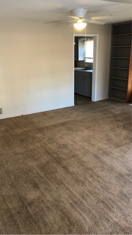 Building Photo - 806 S Eisenhower Dr