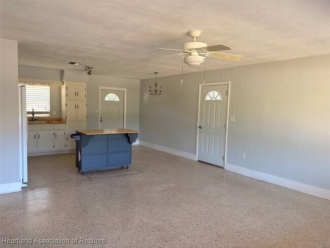 Foto del edificio - 4018 Lakewood Rd