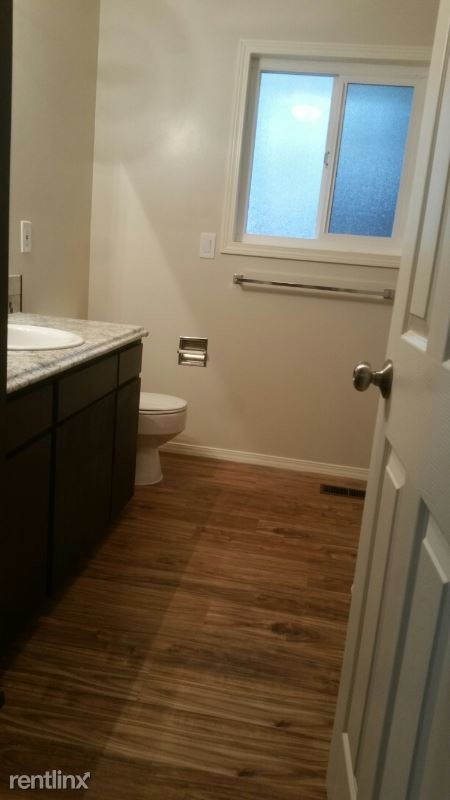 Building Photo - 2 br, 1 bath Apartment - 227 30th Place SE