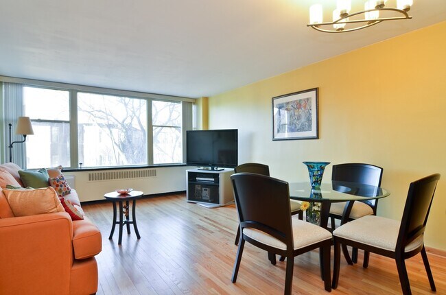 Building Photo - 555 W Cornelia Ave