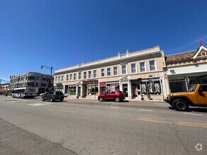 Building Photo - 5556 W Belmont Ave