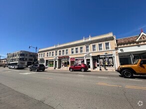 Building Photo - 5556 W Belmont Ave