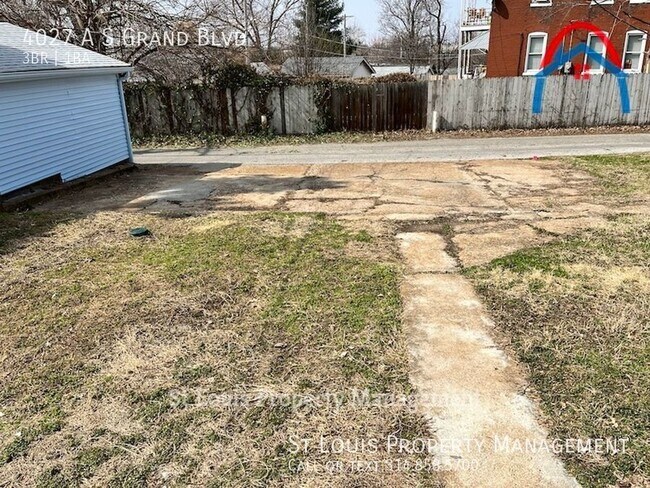 Building Photo - Large apartment with hardwood floors