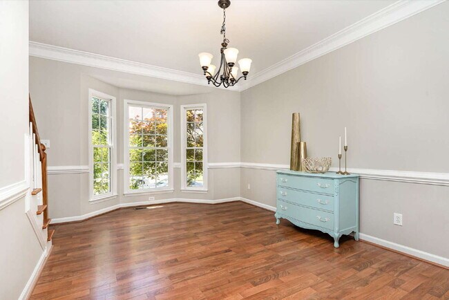 Foto del edificio - Charming 4-Bed Home with Fenced-in Backyard in Leesville District