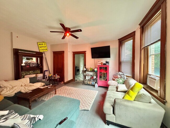 Photo - Spacious 5 bed/2 bath on Victor Mins. from... House