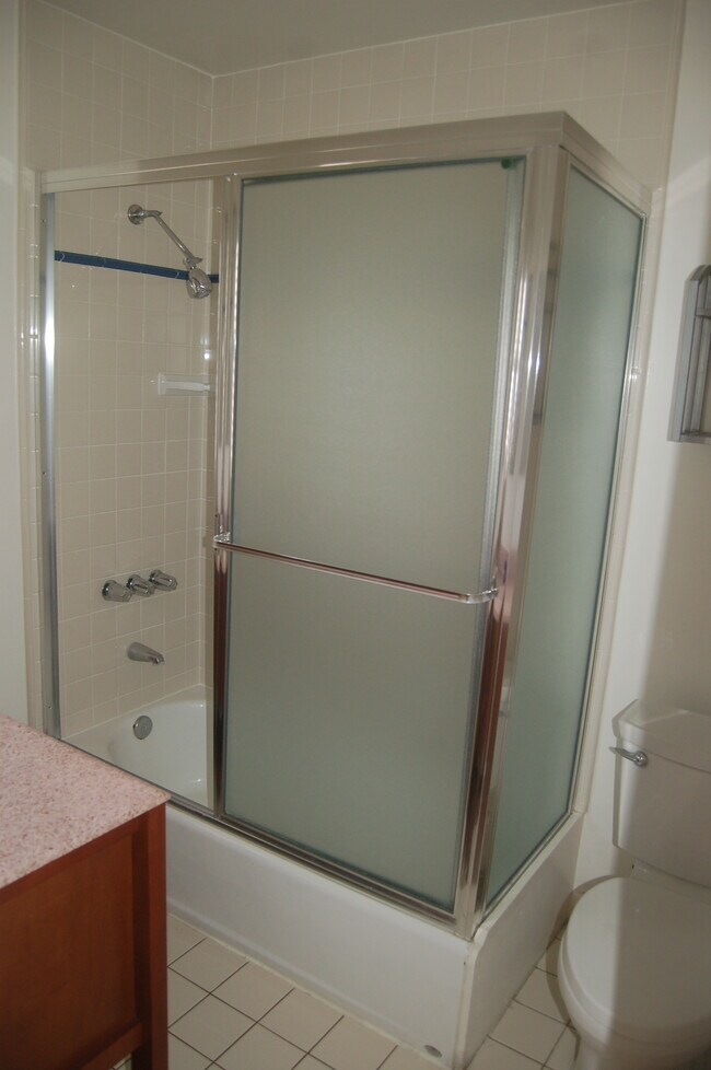 Tub/Shower - 815 7th St