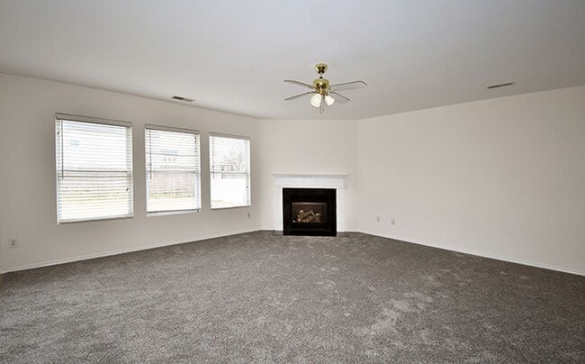 Building Photo - 3 Bedroom home near North Lake Mall Professionally managed by Select Real Estate