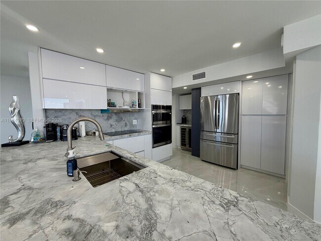 Building Photo - 1920 S Ocean Dr