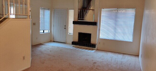 Foto del edificio - 3 bedroom 2 bathroom townhome available fo...