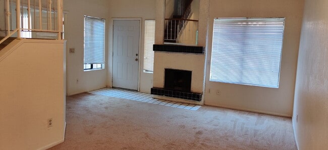 Building Photo - 3 bedroom 2 bathroom townhome available fo...