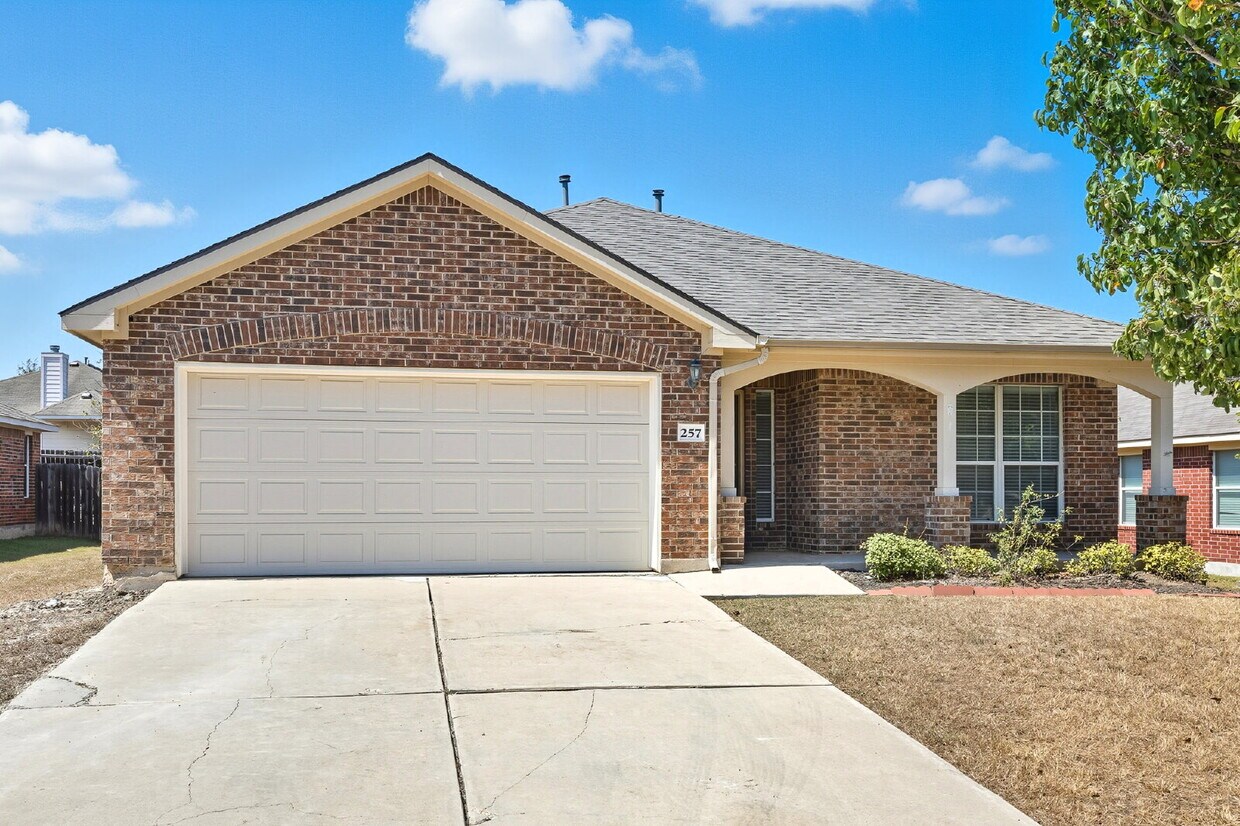 Foto principal - 3 Bedroom in Kyle with Fresh Paint Through...