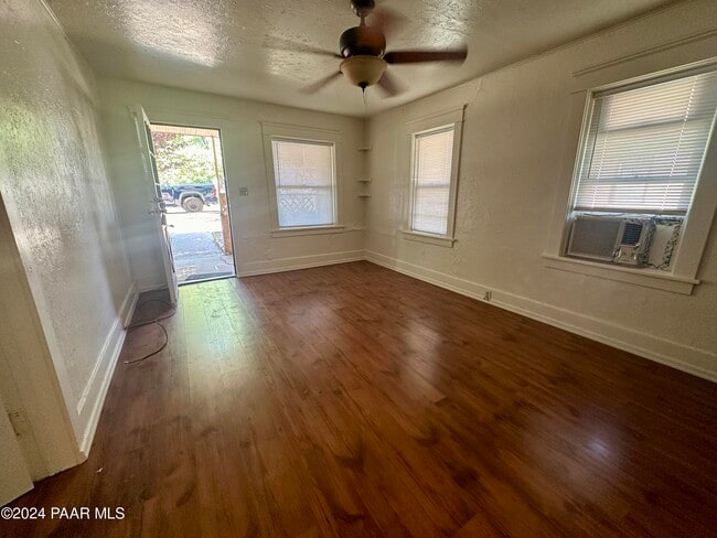 Building Photo - 610 E Willis St