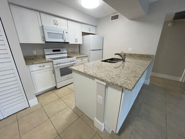 Building Photo - 5323 Summerlin Rd