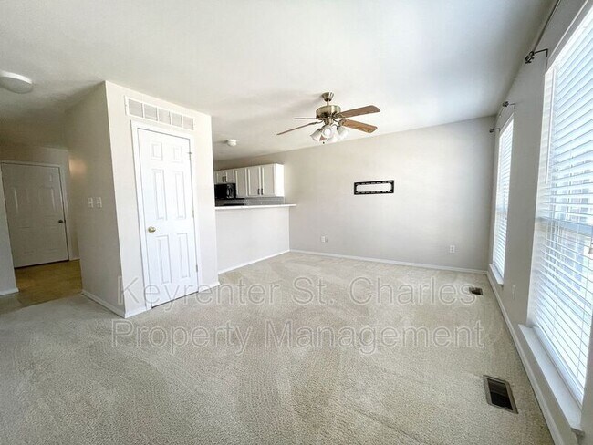 Building Photo - 718 Hyde Dr