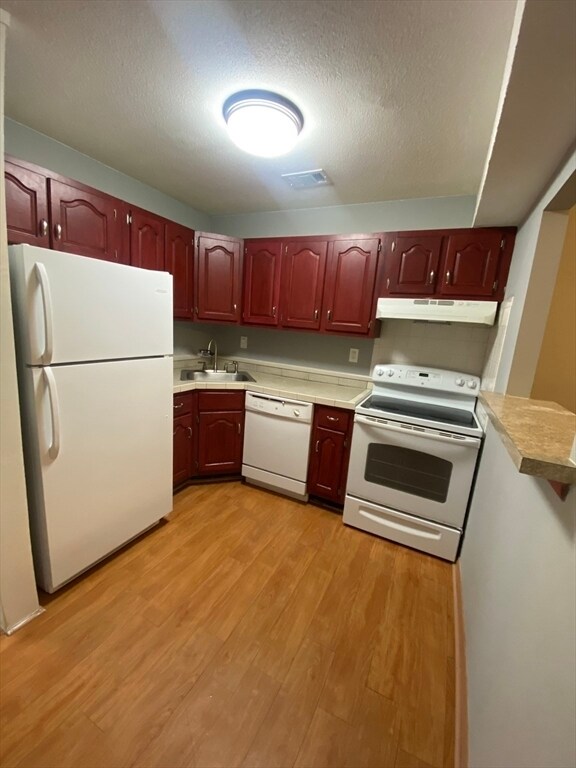 Building Photo - 555 Russell Rd